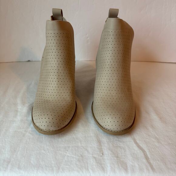 New DV by Dolce Vita Gerdy Bootie Beige Women's 9 Perforated Pull On Chelsea - Picture 4 of 7